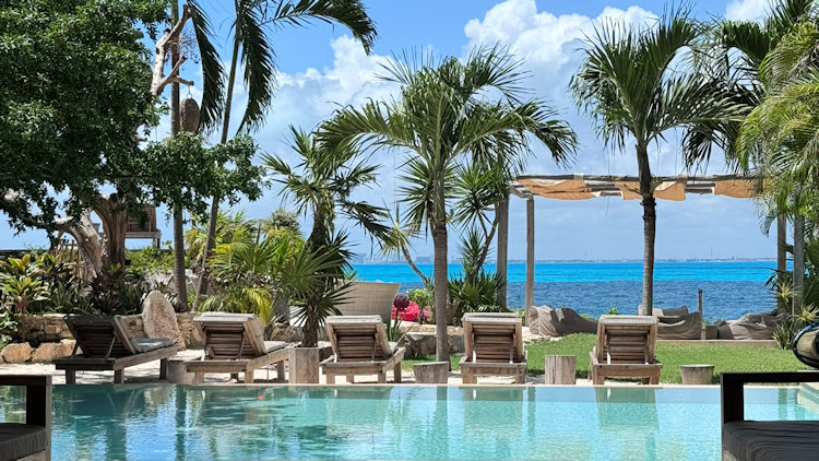Coco B Isla pool